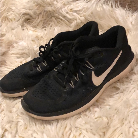 womens nike shoes with black soles